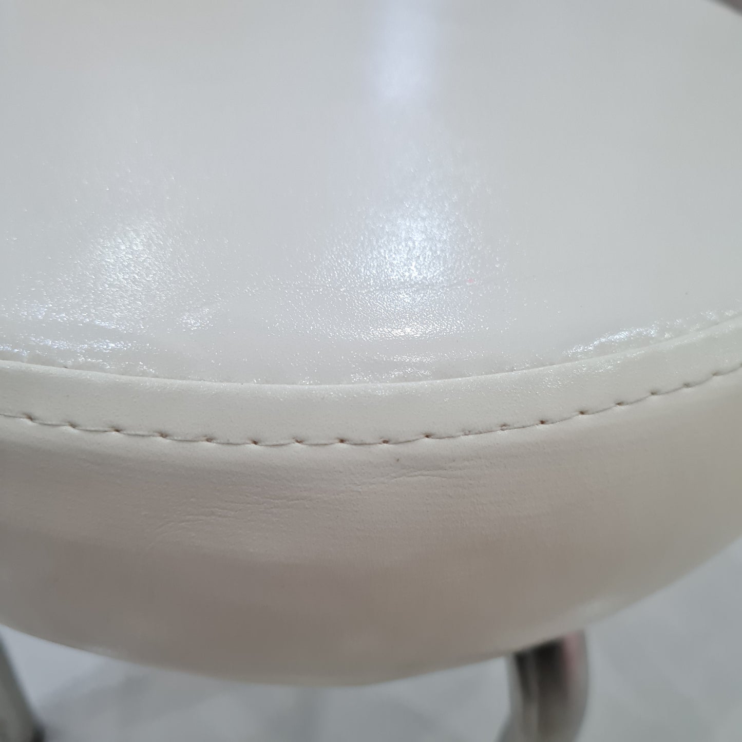 កៅអីធ្វើក្រចក(ស) / foot spa stool (cream)